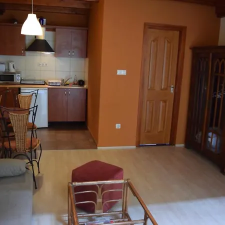 Apartment- Andrew 2 아파트